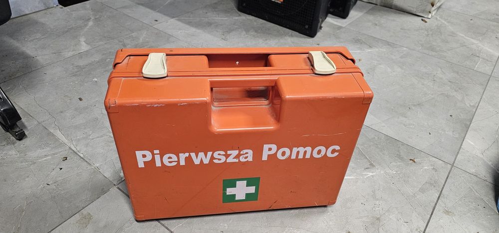 Duża apteczka z zawartoscią