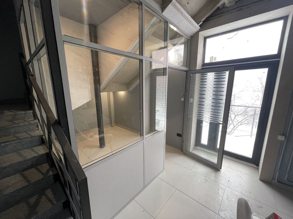 Под маникюр,визаж,мастерскую