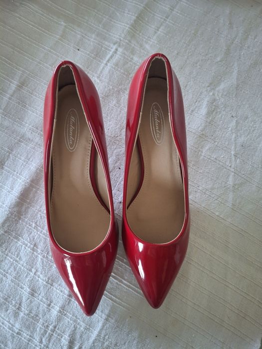 Sapatos de verniz. Cor vermelha. Nuncs usados