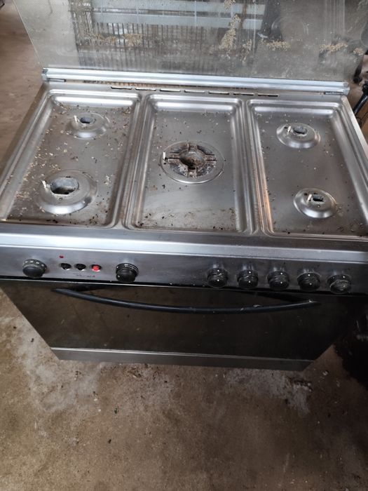 Fogão de 5 bicos a funcionar e está para gás canalizado