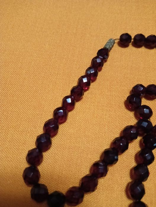 Винтажные бусы с гранатового стекла.