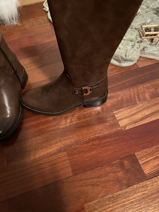 Botas de cano alto em pele castanha