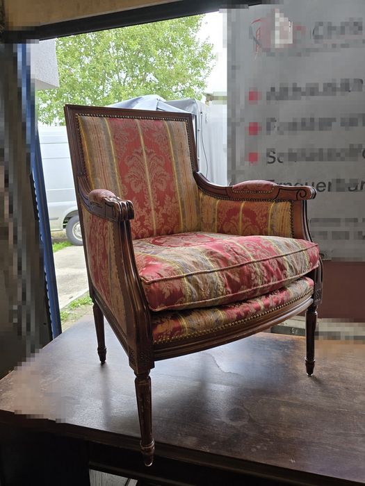 Fotel vintage klasyczny – drewniany, tapicerowany