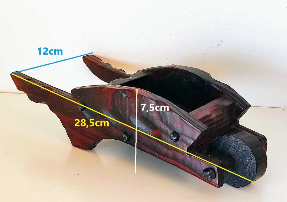Carrinho de mão antigo em madeira à escala decorativo