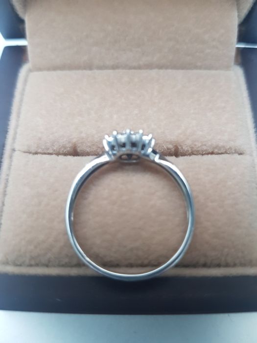 Pierścionek z białego złotą z brylantami