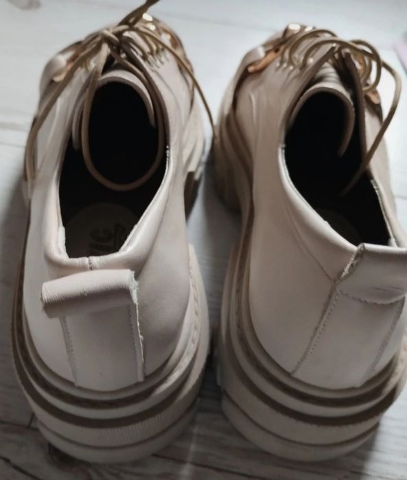 Beżowe buty na grubej podeszwie