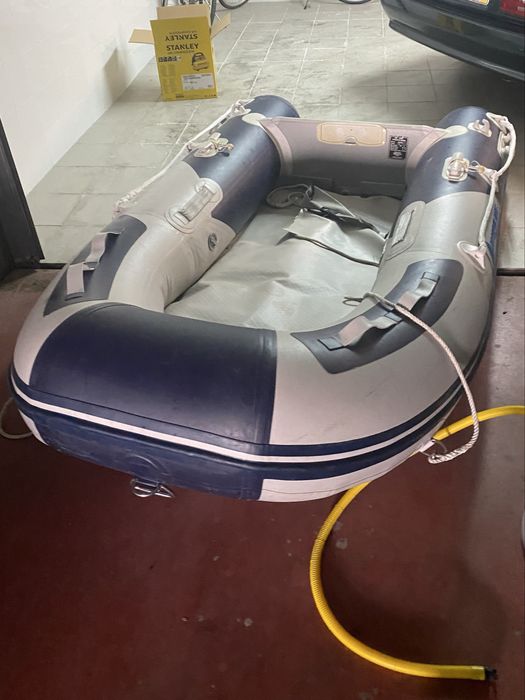 Dingui, embarcaçao de apoio a veleiro, com motor Yamaha 4 cv.