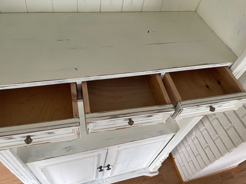 Regał w stylu shabby chic