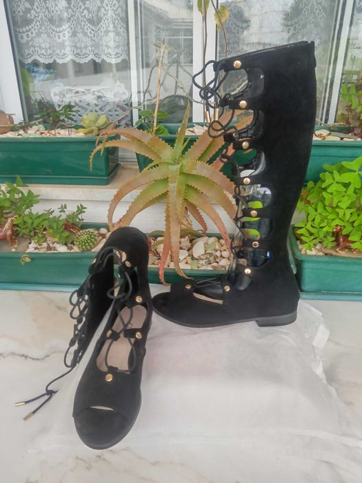 Sandálias gladiadoras, desgostosas por estarem arrumadas...