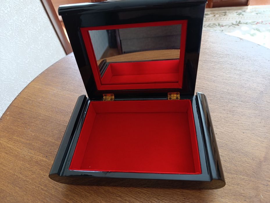 Лакированная большая  шкатулка .