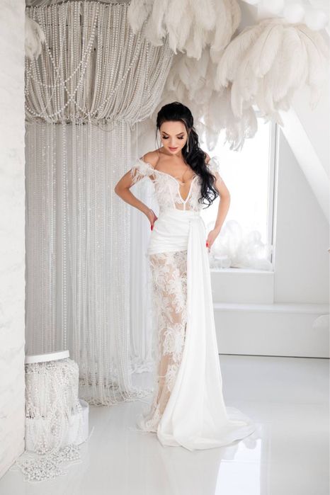 Весільна сукня з страусиним пірʼям