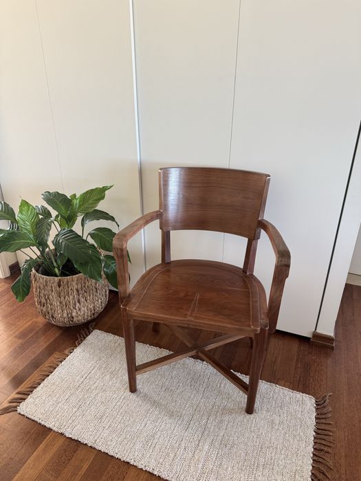 Cadeira com braços antiga