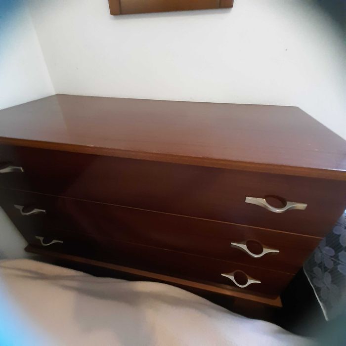 Quarto com cama+ mesa de cabeceira+ cómoda + espelho