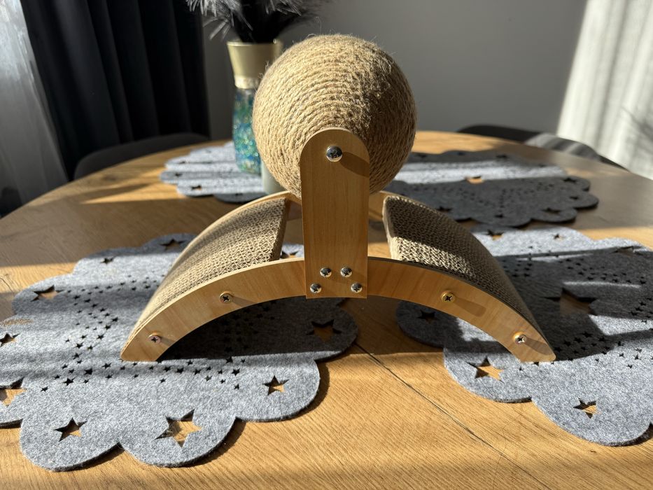 Drapak dla kota z zabawką