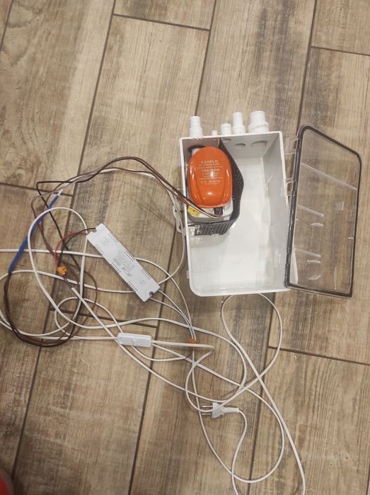 Pompa ze studzinką SEAFLO z zasilaczem( komplet)