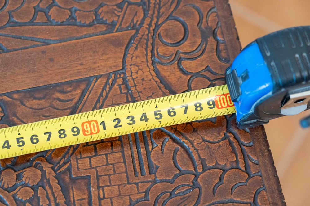 Arca de madeira trabalhada em bom estado de conservação