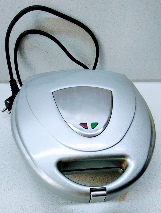 Бутербродниця, сенгвічниця, тостер.