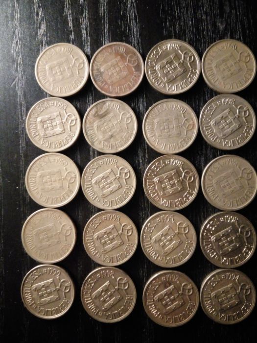 Moedas de 5 escudos de vários anos