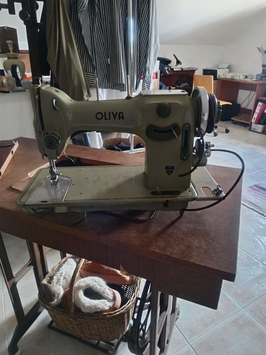 Disjuntores, pés para estrados e máquina costura