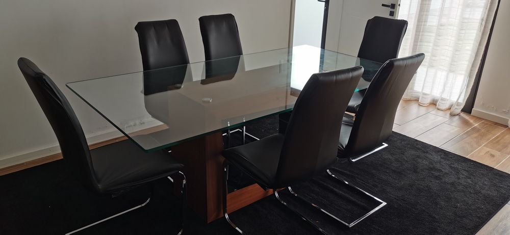 Mesa de jantar com tampo em vidro