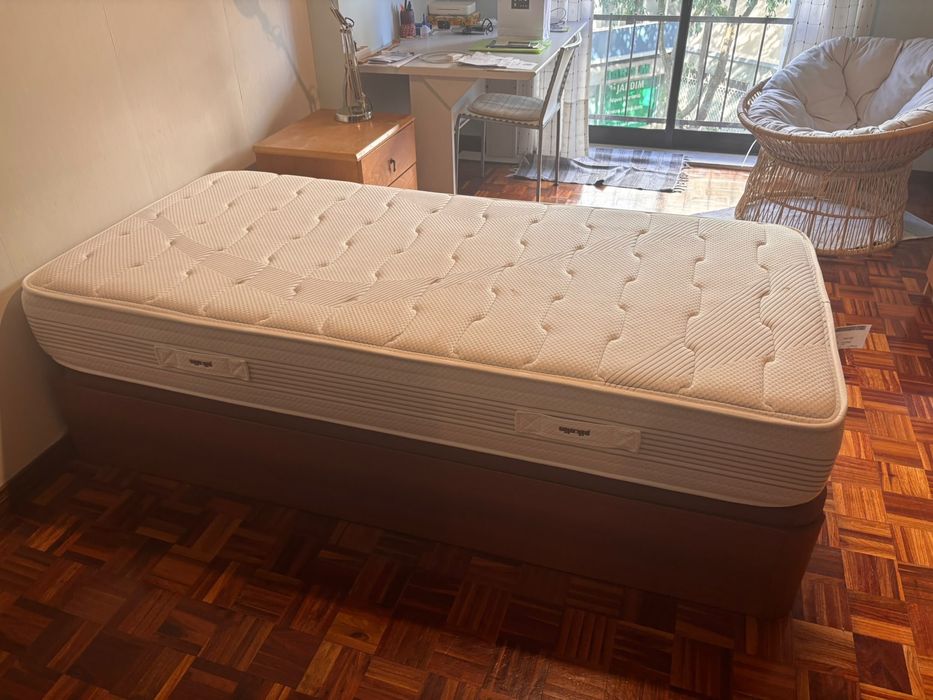 Cama devsolteiro com arrumo quase novo