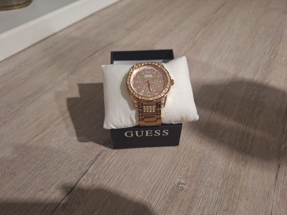 Стильний годинник Guess