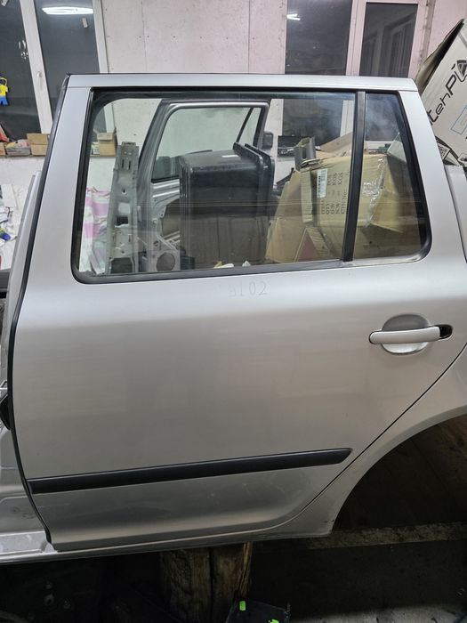 Skoda a5 універсал задня ліва дверка 9102 левая дверь шкода октавия