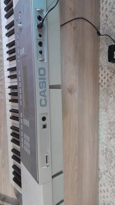 Продам синтезатор Casio LK-280