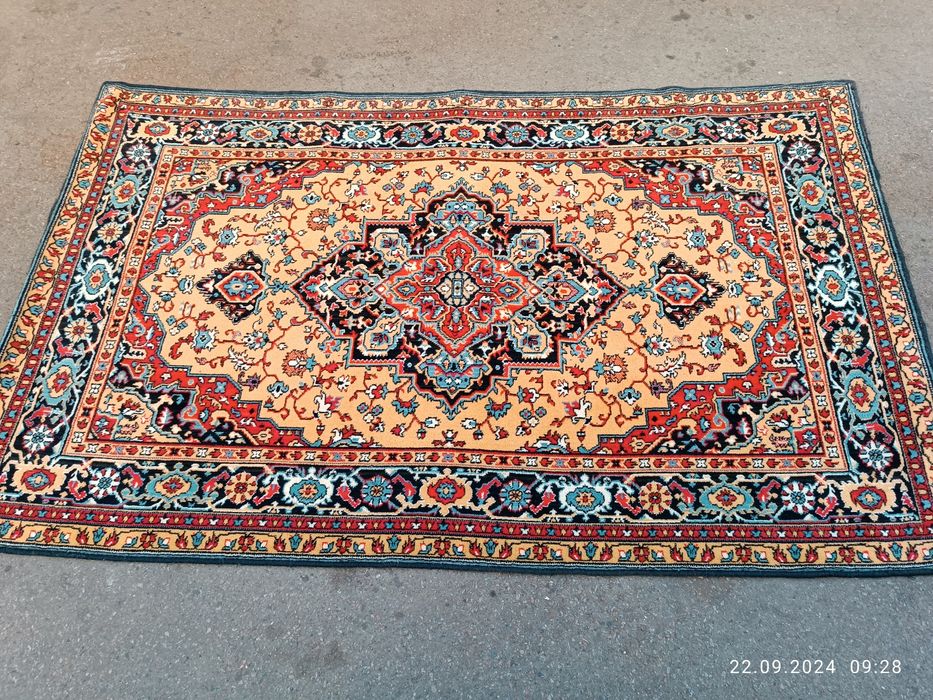 Ковер комнатный в хорошем состоянии