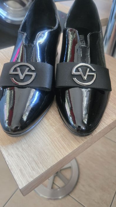 Buty lakierowana czarne z ozdobna elosa