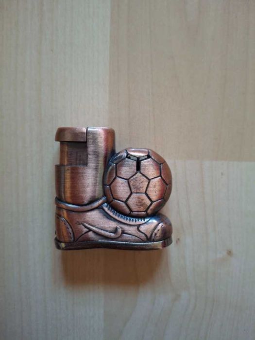 Isqueiro de Coleção Vintage "Bota e Bola de Futebol" (Inutilizável/Sem Gás)