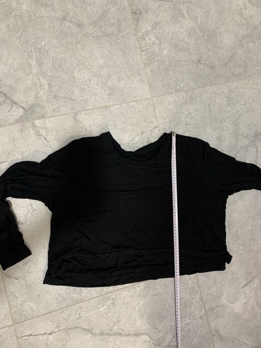 Чорний кроп-топ з довгими рукавами.