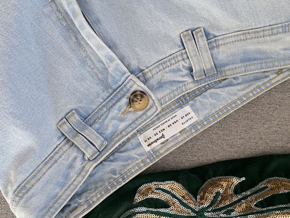 Jasnoniebieskie jeansy dzwony