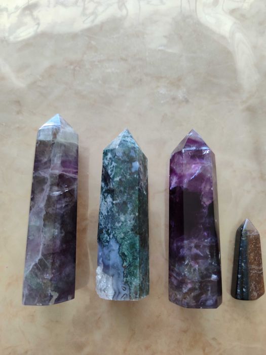 Conjunto de 4 obeliscos de pedra natural.