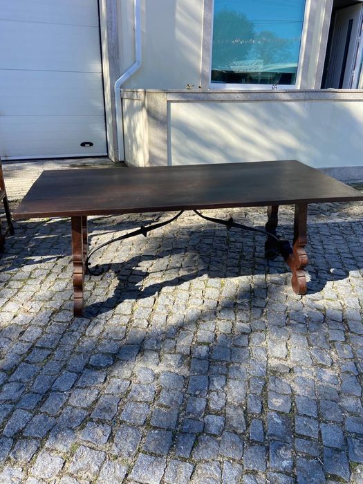 Conjunto de mesa e oito cadeiras