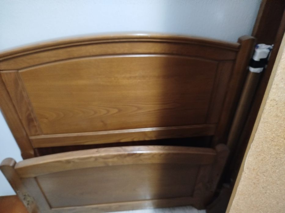Cama e mesinha de cabeceira