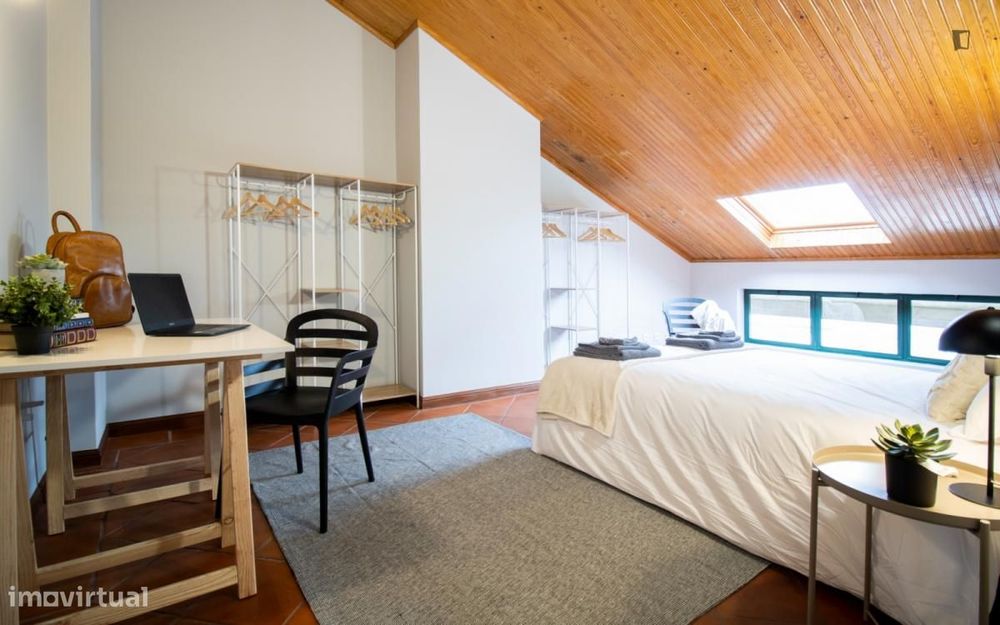 Quarto - localizado em  Coimbra