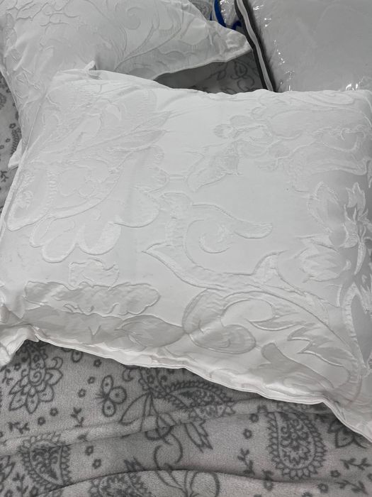 Покривало з подушками на ліжко