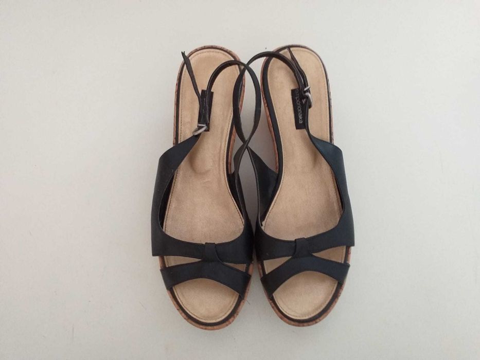 Sandália de Cunha em Couro Sintético Preta