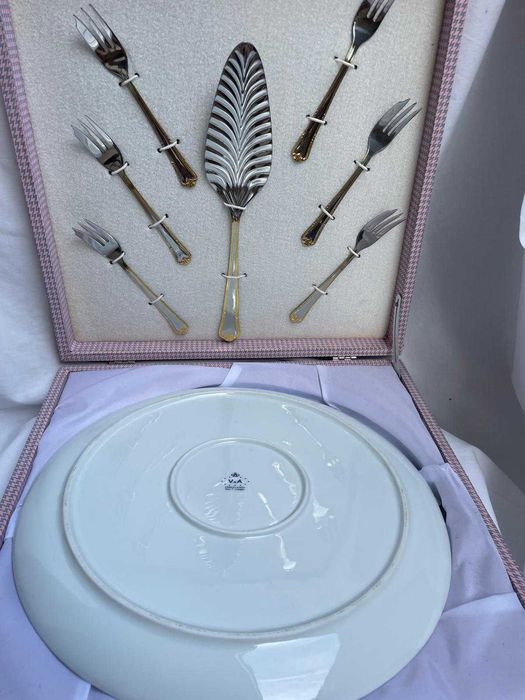 Serviço de Bolo Completo em Caixa Original — Porcelana Limoges com Talheres Dourados