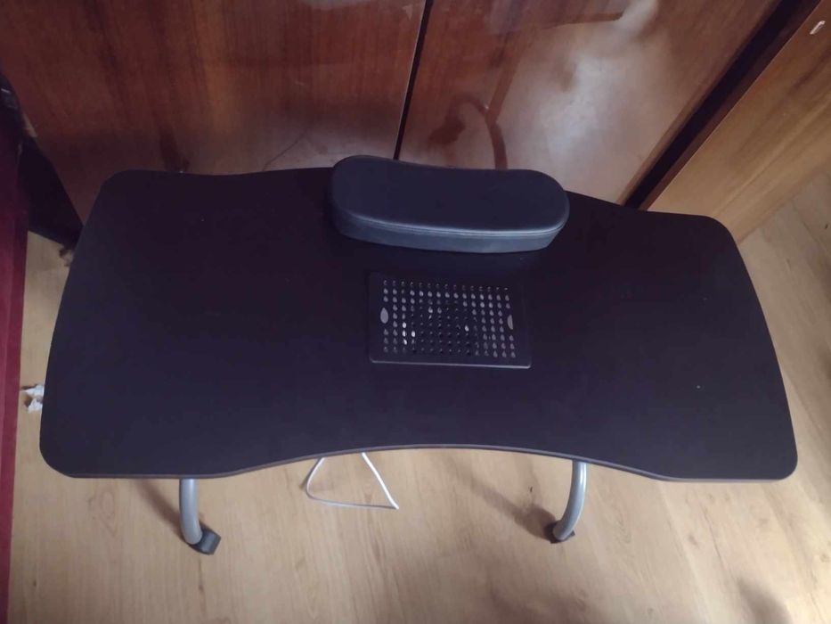 Mobilny stół do paznokci z pochłaniaczem