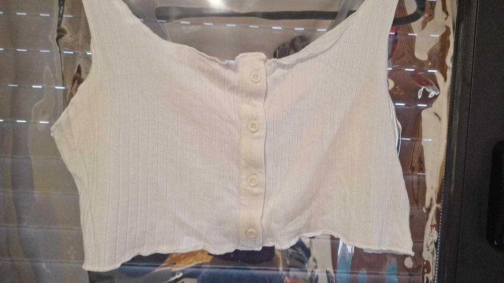 Top branco de manga caveada