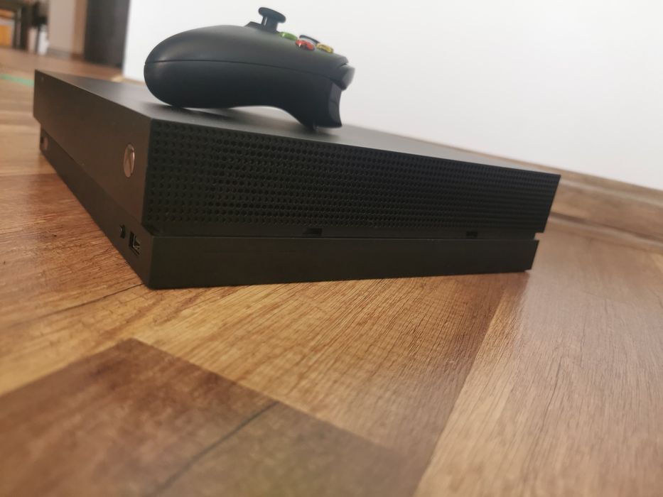 Xbox one x 1 TB +pad