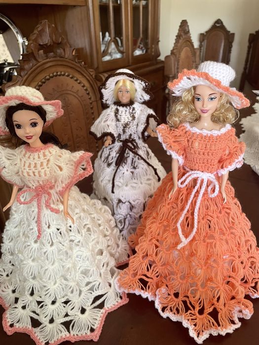 Boneca com vestido em lã. Feito à mão
