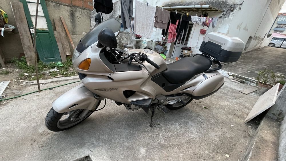 Vendo mota honda Deauville 650cc ano 2000 35 km