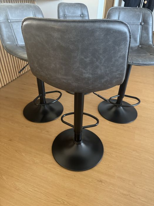 4 cadeiras/bancos ajustaveis.