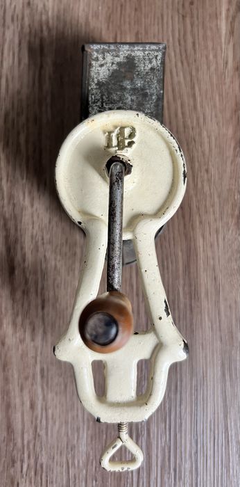 Maquina de moer cafe vintage.