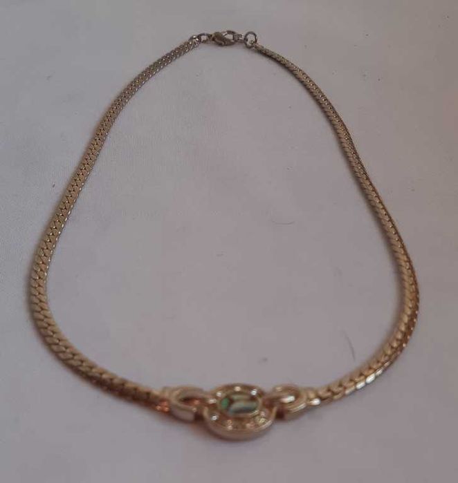 Колье с овальным кулоном гелиотис