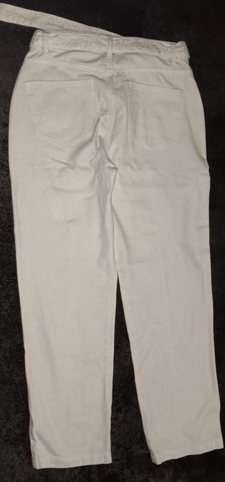 Calça branca com bordado inglês