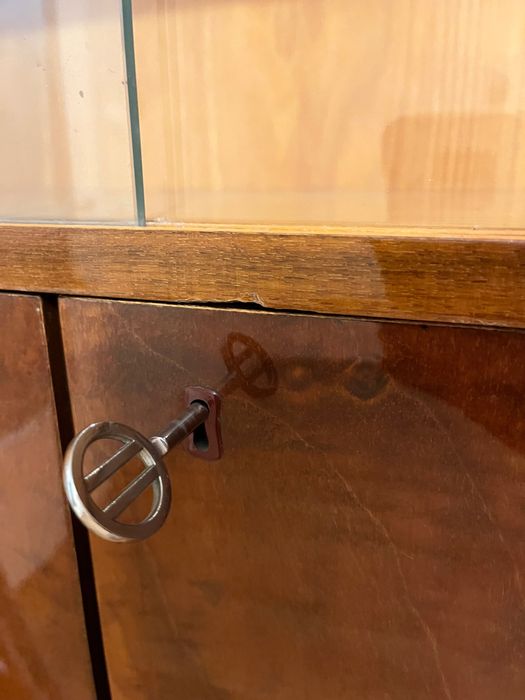 Kredens z czasów PRL-u